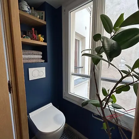 Le Balcon Du Palais Royal *